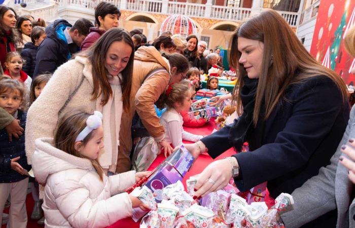 Jacques und Gabriella von Monaco in Weihnachtsfarben, um Geschenke an die Kinder des Fürstentums zu verteilen