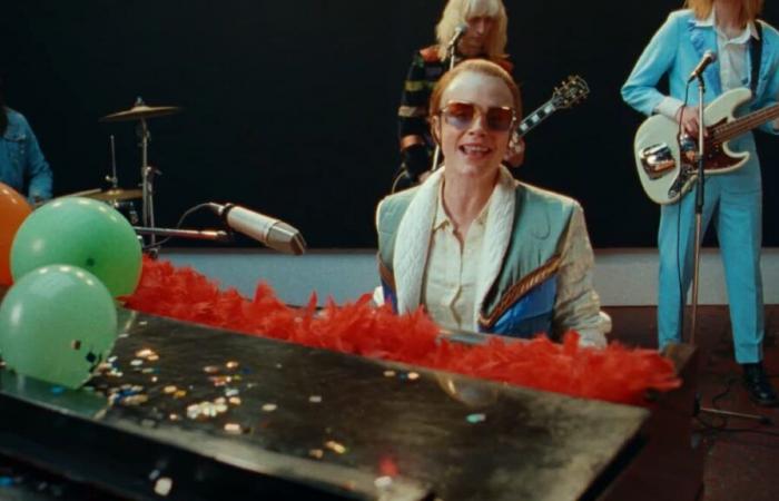 Cara Delevingne verzieht in einem Clip mit dem Popstar eine Grimasse zu Elton John