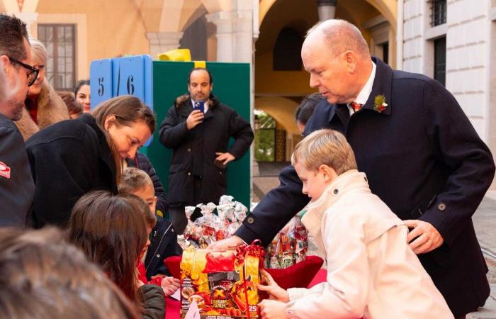 Jacques und Gabriella von Monaco in Weihnachtsfarben, um Geschenke an die Kinder des Fürstentums zu verteilen