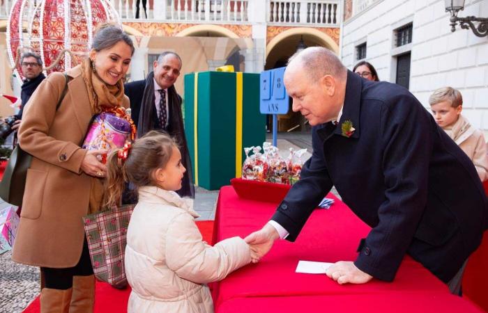 Jacques und Gabriella von Monaco in Weihnachtsfarben, um Geschenke an die Kinder des Fürstentums zu verteilen