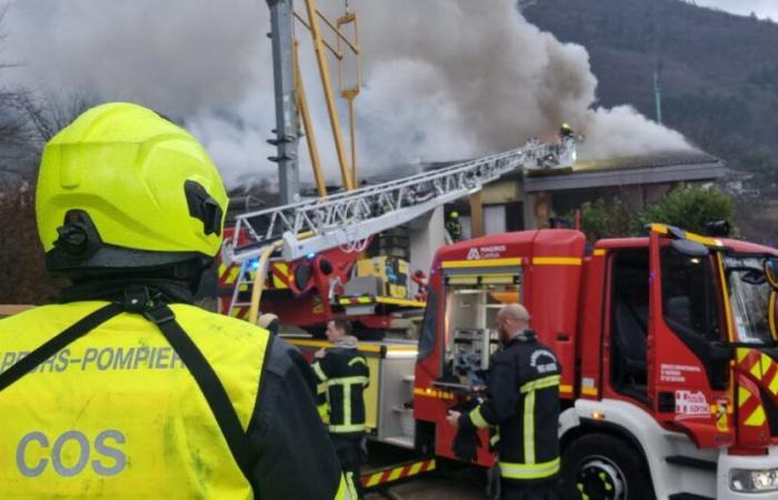 Feuerwehrleute im Einsatz für einen Langzeiteinsatz