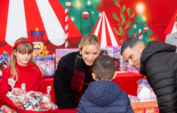 Jacques und Gabriella von Monaco in Weihnachtsfarben, um Geschenke an die Kinder des Fürstentums zu verteilen