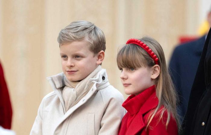 Jacques und Gabriella von Monaco in Weihnachtsfarben, um Geschenke an die Kinder des Fürstentums zu verteilen