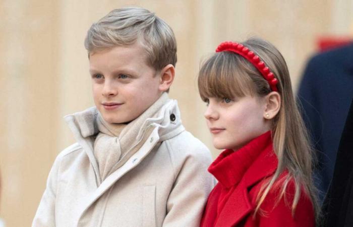 Jacques und Gabriella von Monaco in Weihnachtsfarben, um Geschenke an die Kinder des Fürstentums zu verteilen