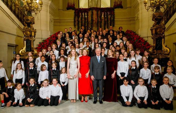 Prinzessin Elisabeth in Samt und Prinzessin Éléonore in Silber begleiten König Philippe und Königin Mathilde zum Weihnachtskonzert