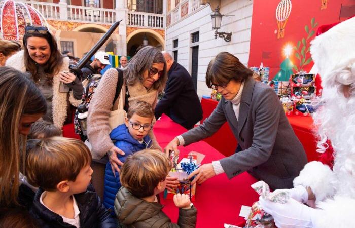 Jacques und Gabriella von Monaco in Weihnachtsfarben, um Geschenke an die Kinder des Fürstentums zu verteilen