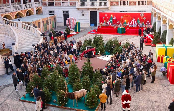 Jacques und Gabriella von Monaco in Weihnachtsfarben, um Geschenke an die Kinder des Fürstentums zu verteilen