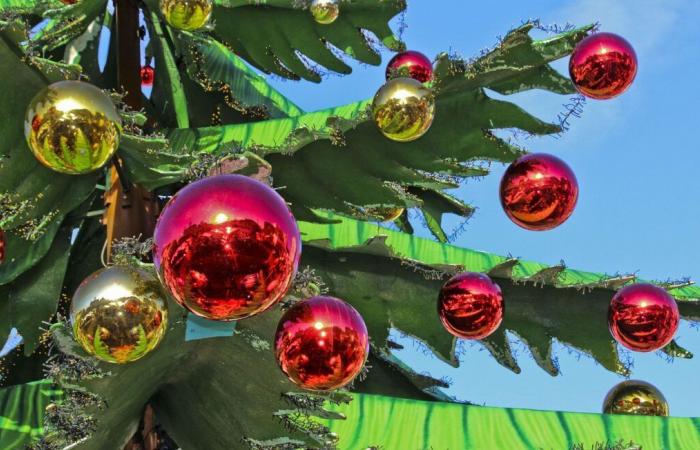 Ein am Wasser schwimmender Weihnachtsbaum stürzt zusammen, ein Toter und mehrere Verletzte