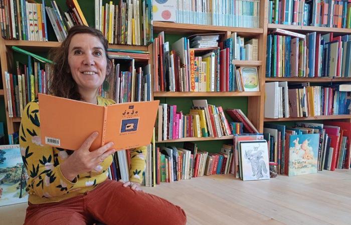 Laetitia Cador spielt, liest und tanzt mit den Büchern zum 30-jährigen Jubiläum der Editions du Rouergue in Rodezs