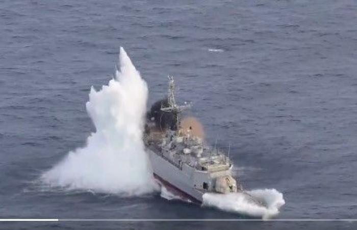 Der neue französische Torpedo im Einsatz, er versenkt ein Schiff!