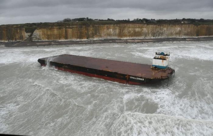 Was ist mit dem Lastkahn passiert, der nach dem Sturm in Darragh am Strand gestrandet ist?