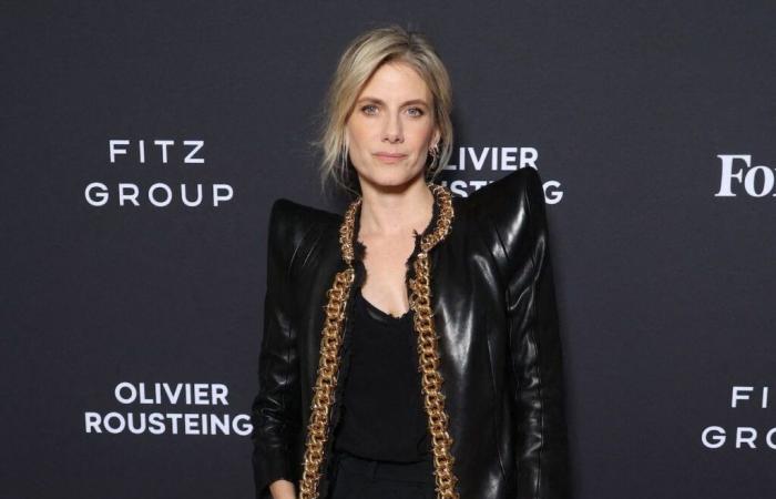 Mit XXL-Plateauschuhen und Maxi-Schulterpolstern sorgt Mélanie Laurent bei Balmain für Furore