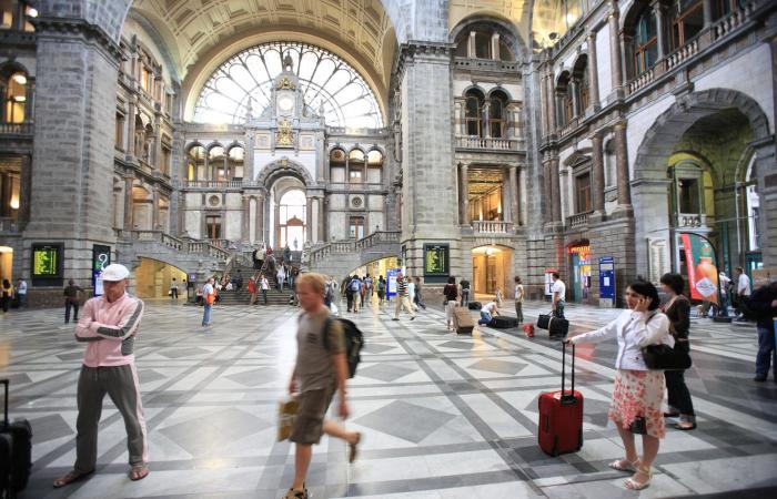 Mons, Lüttich-Guillemins, Charleroi: Spektakuläre Bahnhofsrenovierungen, aber zu welchem ​​Preis?