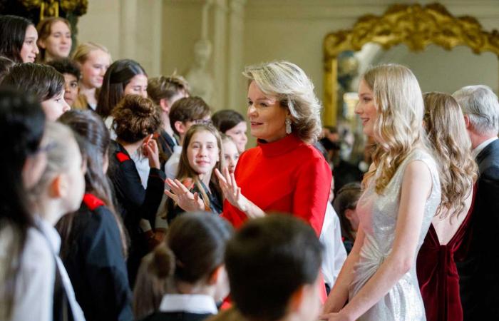 Prinzessin Elisabeth in Samt und Prinzessin Éléonore in Silber begleiten König Philippe und Königin Mathilde zum Weihnachtskonzert