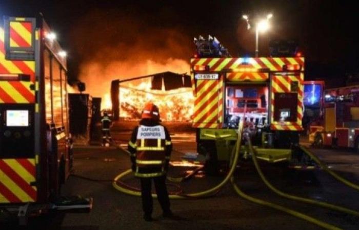 eine Person, die nach dem Brand in zwei landwirtschaftlichen Schuppen in Untersuchungshaft genommen wurde.