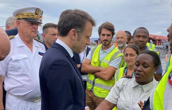 „Gehen Sie nicht zu schnell weg, ohne uns Lösungen gegeben zu haben“, ruft eine Frau Emmanuel Macron zu, als er aus dem Flugzeug steigt