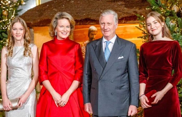 Prinzessin Elisabeth in Samt und Prinzessin Éléonore in Silber begleiten König Philippe und Königin Mathilde zum Weihnachtskonzert