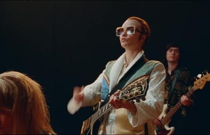 Cara Delevingne wird im neuen Musikvideo zum Titel „Step Into Christmas“ zu Elton John