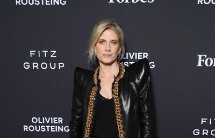 Mit XXL-Plateauschuhen und Maxi-Schulterpolstern sorgt Mélanie Laurent bei Balmain für Furore