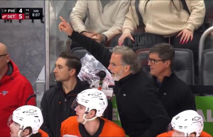 John Tortorella bekommt hinter der Bank der Flyers einen Wutanfall (gerechtfertigt).