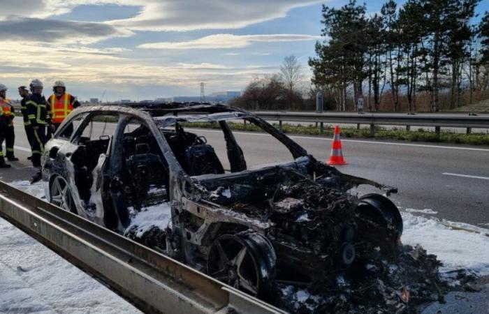 Verschiedene Fakten. Sainte-Croix-en-Plaine: Das Auto fängt Feuer