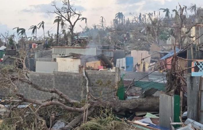 DIREKT. Emmanuel Macron ist gerade fünf Tage nach dem Durchzug des Zyklons Chido in Mayotte angekommen