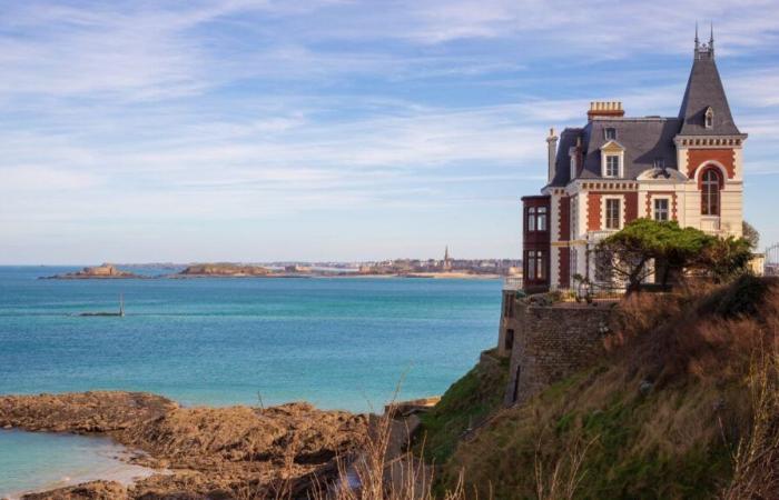 sein friedliches Haus am Meer in der Bretagne, wo er das Leben mit seinem berühmten Nachbarn genießt