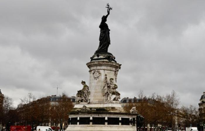 Der Weihnachtsmann wurde von einem riesigen Geschenk niedergeschlagen: der neuen schockierenden Skulptur des Toulouser Künstlers James Colomina in Paris