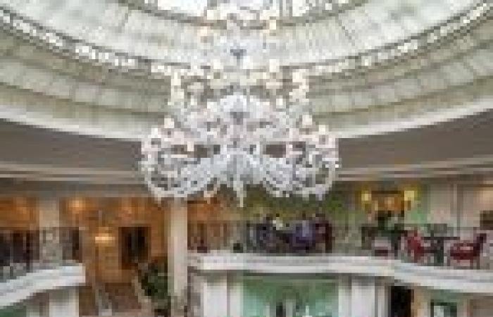 Weihnachtsbrunch 2024 und Neujahr 2025 in der Lobby, The Peninsula Paris