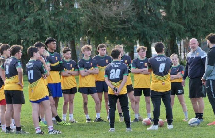 Als Stade Toulousain-Spieler Mathis Castro-Ferreira seinen Bruder an der Adriana-Oberschule in Tarbes besucht