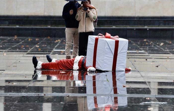 Der Weihnachtsmann wurde von einem riesigen Geschenk niedergeschlagen: der neuen schockierenden Skulptur des Toulouser Künstlers James Colomina in Paris