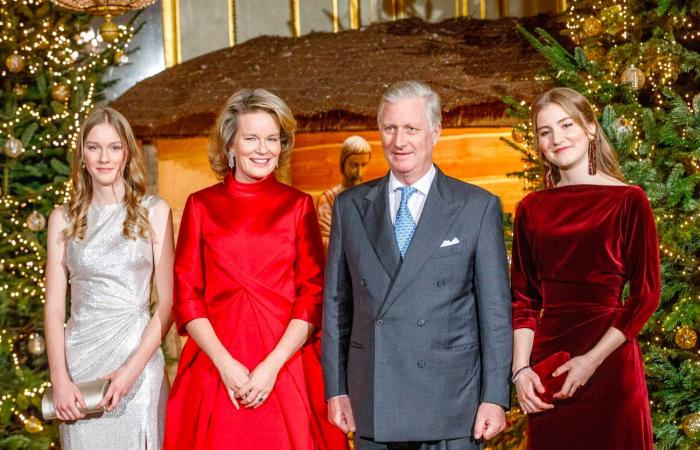 Prinzessin Elisabeth in Samt und Prinzessin Éléonore in Silber begleiten König Philippe und Königin Mathilde zum Weihnachtskonzert