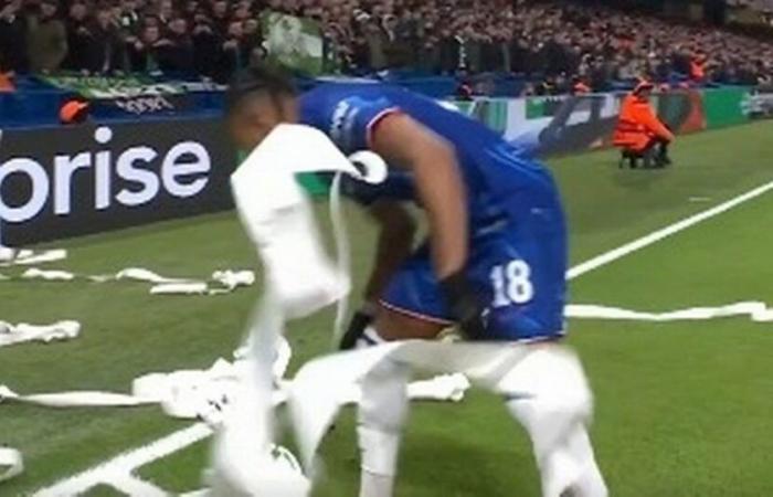 Chelseas Europa-Conference-League-Duell endete, als Nkunku mit Toilettenpapier darauf warf