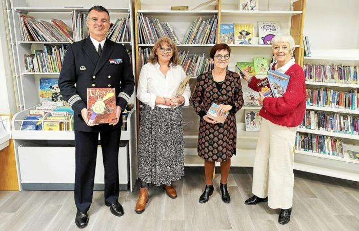 Feuerwehrleute aus Brest spenden 120 Bücher an die Bibliothek des Morvan-Krankenhauses