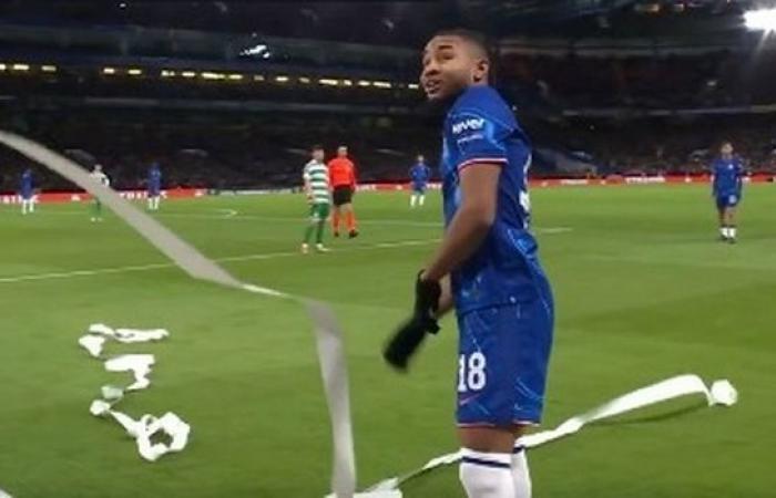 Chelseas Europa-Conference-League-Duell endete, als Nkunku mit Toilettenpapier darauf warf