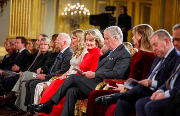 Prinzessin Elisabeth in Samt und Prinzessin Éléonore in Silber begleiten König Philippe und Königin Mathilde zum Weihnachtskonzert