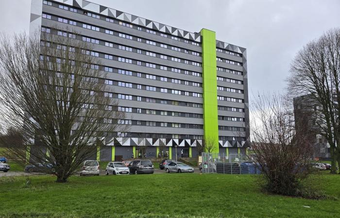 Brand in einem städtischen Gebäude in Charleroi: Das Feuer stoppte an einer Matratze… und keine Evakuierung