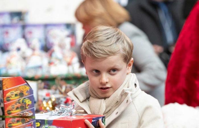 Jacques und Gabriella von Monaco in Weihnachtsfarben, um Geschenke an die Kinder des Fürstentums zu verteilen