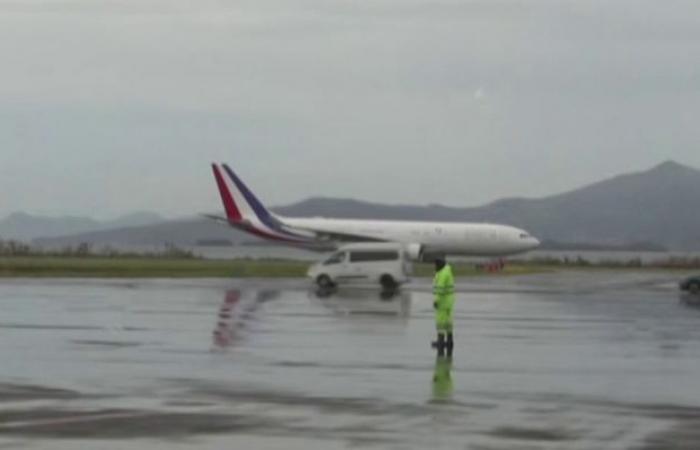 DIREKT. Emmanuel Macron ist gerade fünf Tage nach dem Durchzug des Zyklons Chido in Mayotte angekommen