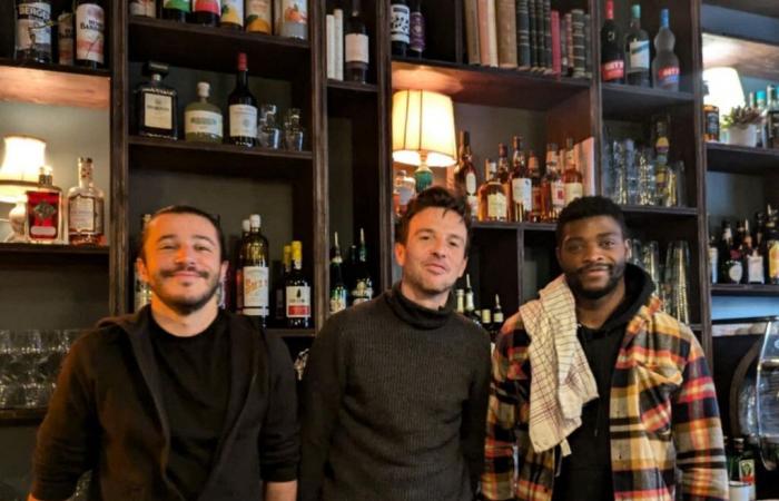 Vier Freunde eröffnen eine Nachbarschaftsbar mit festlicher Stimmung an den Kais von Bordeaux