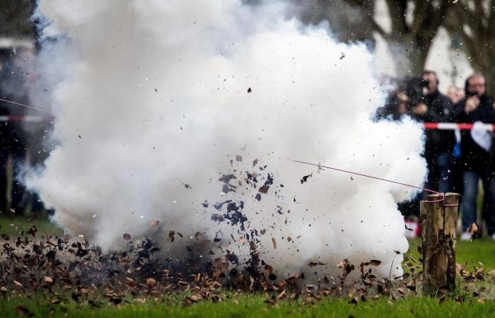 „Kobras“-Feuerwerk und Leuchtraketen im Sucher, als das neue Jahr naht: „Pyrotechnische Geräte in Raketen umgeleitet“