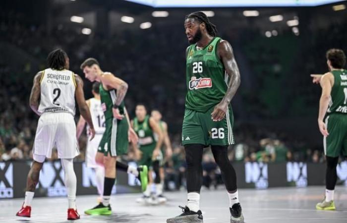 Mathias Lessort, Opfer eines gebrochenen linken Beins bei Panathinaikos