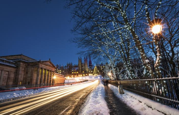 Weihnachtsreiseunterbrechung: Windgeschwindigkeiten von 80 Meilen pro Stunde, da Fähren ausfallen und Straßen gesperrt sind