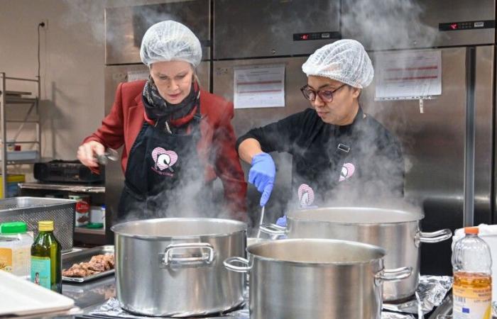 Philippe und Mathilde aus Belgien besuchen zu Weihnachten ein Brüsseler Aufnahmezentrum