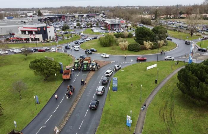 Bauern blockierten den Kreisverkehr des Einkaufszentrums Sainte-Eulalie, was zu großen Staus führte