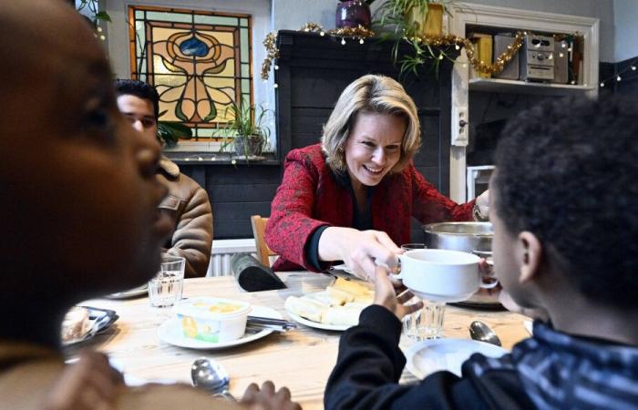 Philippe und Mathilde aus Belgien besuchen zu Weihnachten ein Brüsseler Aufnahmezentrum