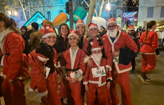 ABENDFAKT 550 Weihnachtsmänner nahmen am ersten Weihnachtslauf in Arles teil