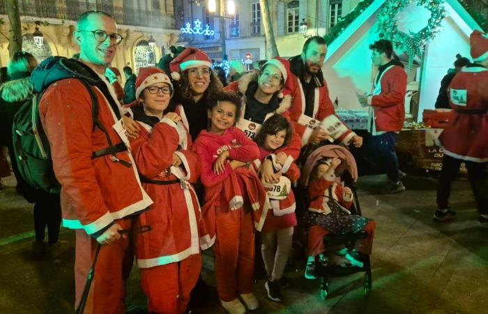 ABENDFAKT 550 Weihnachtsmänner nahmen am ersten Weihnachtslauf in Arles teil