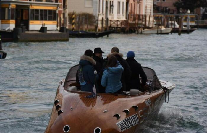 Venedig, das Wasserstrahlboot kommt in der Lagune an: Stoppen Sie die Wellenbewegung