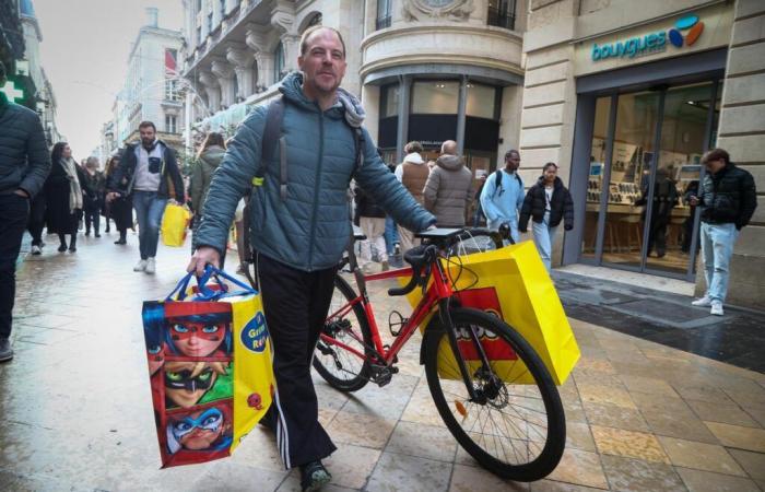 ein ziemlich ruhiger Trubel vor Weihnachten in den Straßen von Bordeaux